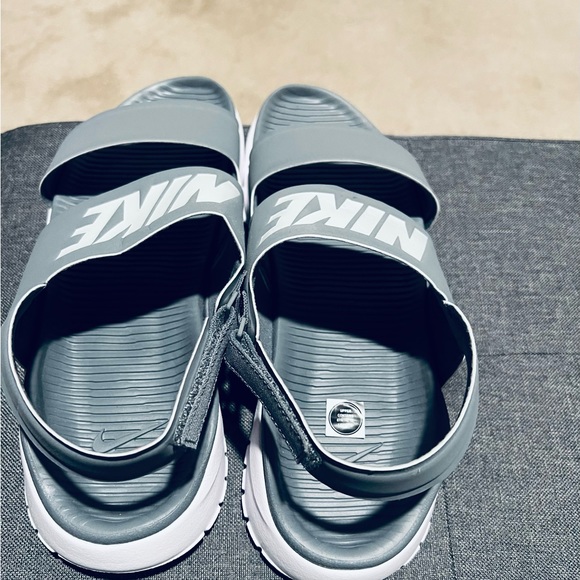 WOMEN'S NIKE SPORT SANDALS White Never Worn (out of box) - Picture 2 of 3